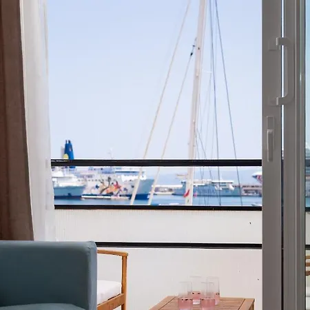 Sun And Sea Deluxe Apartment