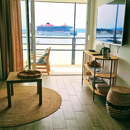 Sun And Sea Deluxe Apartment