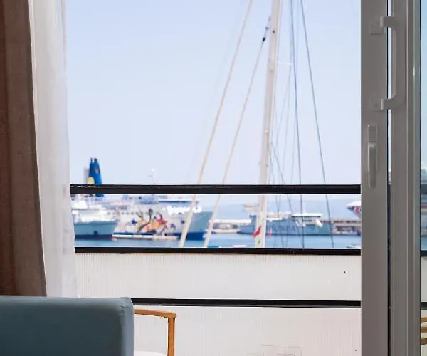 Sun And Sea Deluxe Apartment