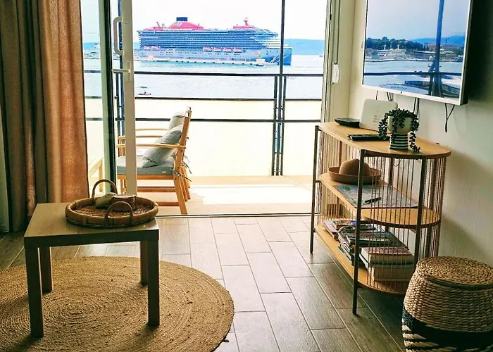 Sun And Sea Deluxe Apartment